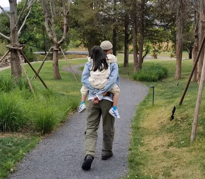 朱丹父親節曬老公孩子,周一圍抱著兒子背著女兒,父愛滿滿超幸福