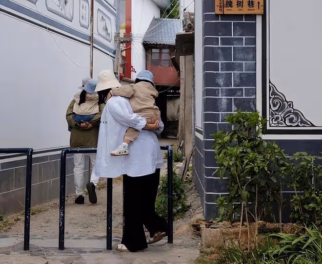 朱丹父親節曬老公孩子,周一圍抱著兒子背著女兒,父愛滿滿超幸福