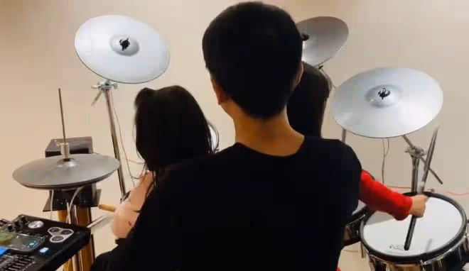 張傑父親節抱倆女兒打架子鼓,2歲小咘芽揮舞小手律動感超好