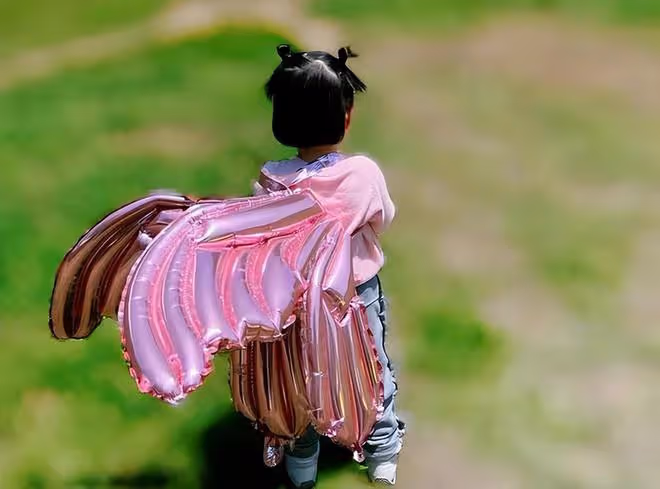 張傑父親節抱倆女兒打架子鼓,2歲小咘芽揮舞小手律動感超好