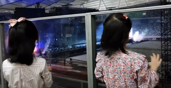 張傑父親節抱倆女兒打架子鼓,2歲小咘芽揮舞小手律動感超好