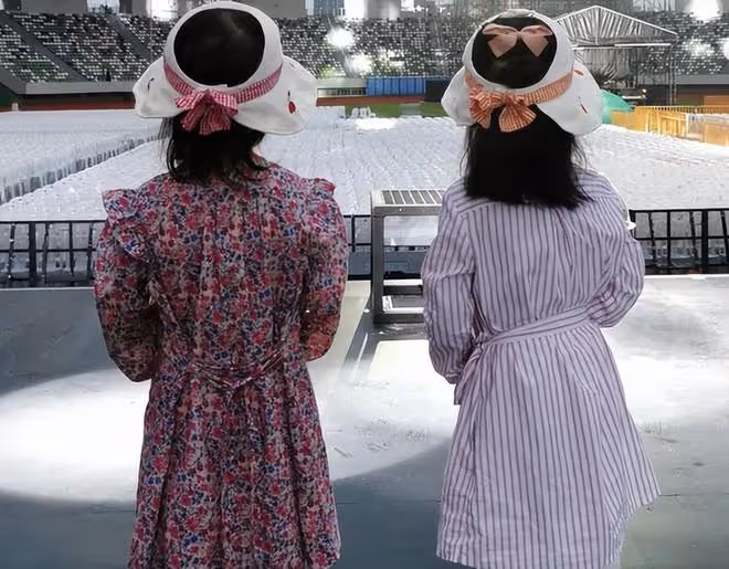 張傑父親節抱倆女兒打架子鼓,2歲小咘芽揮舞小手律動感超好