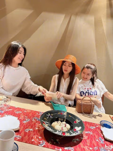 SHE合體慶Ella滿42歲,任家萱肚大如籮發福明顯,姐妹仨感情超好