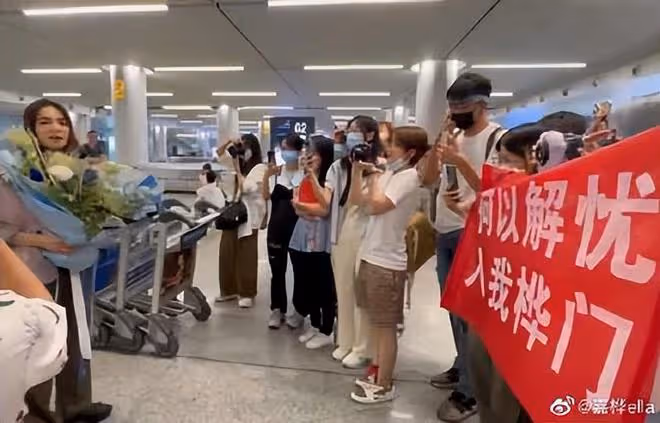 SHE合體慶Ella滿42歲,任家萱肚大如籮發福明顯,姐妹仨感情超好