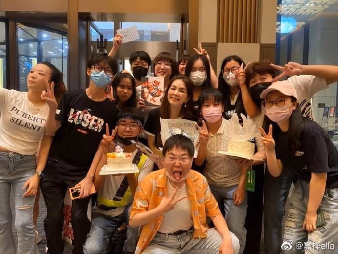 SHE合體慶Ella滿42歲,任家萱肚大如籮發福明顯,姐妹仨感情超好