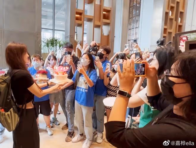 SHE合體慶Ella滿42歲,任家萱肚大如籮發福明顯,姐妹仨感情超好