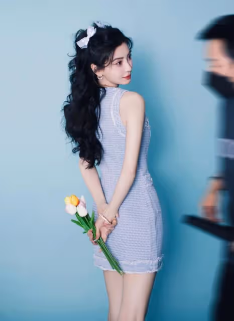 34歲楊穎近照曝光,扎雙馬尾打扮幼態,甜美可人少女感爆棚