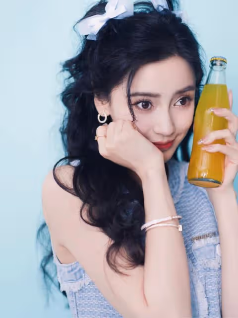 34歲楊穎近照曝光,扎雙馬尾打扮幼態,甜美可人少女感爆棚