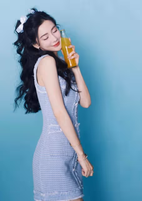 34歲楊穎近照曝光,扎雙馬尾打扮幼態,甜美可人少女感爆棚