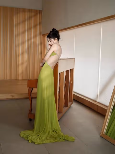 楊冪近照美出新高度,穿弔帶深V裙身材火辣,盤發造型夢回晴川