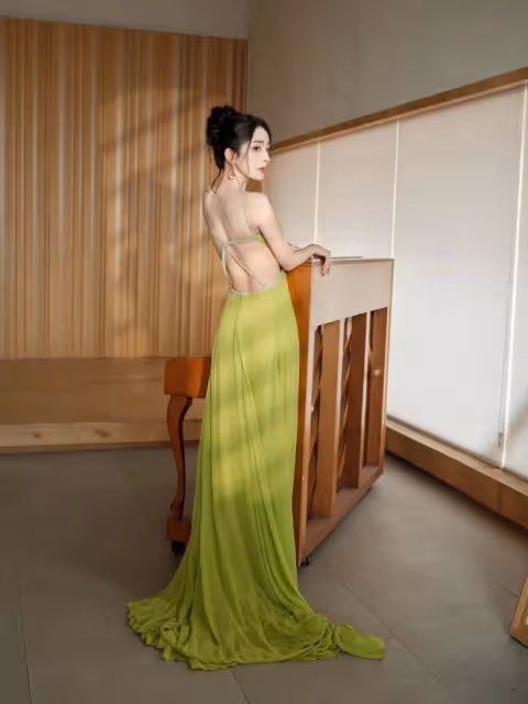 楊冪近照美出新高度,穿弔帶深V裙身材火辣,盤發造型夢回晴川