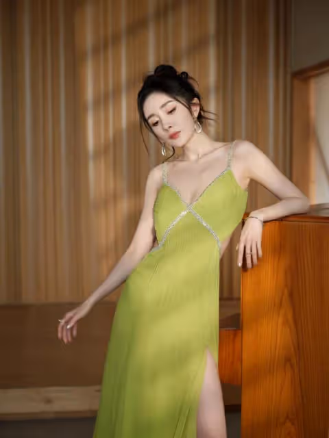 楊冪近照美出新高度,穿弔帶深V裙身材火辣,盤發造型夢回晴川