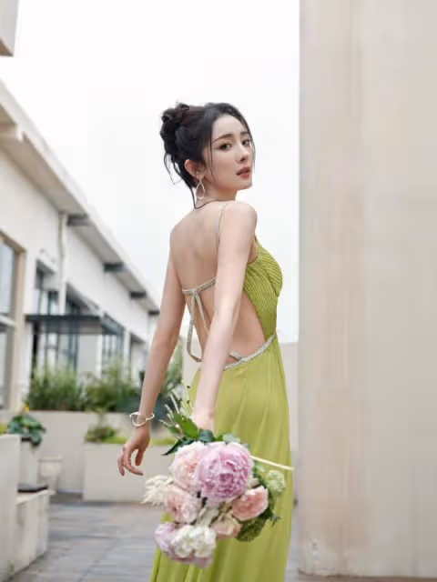 楊冪近照美出新高度,穿弔帶深V裙身材火辣,盤發造型夢回晴川