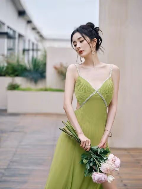 楊冪近照美出新高度,穿弔帶深V裙身材火辣,盤發造型夢回晴川