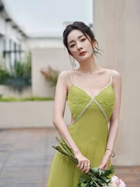 楊冪近照美出新高度,穿弔帶深V裙身材火辣,盤發造型夢回晴川