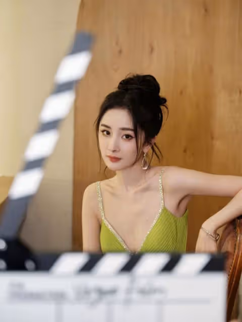 楊冪近照美出新高度,穿弔帶深V裙身材火辣,盤發造型夢回晴川
