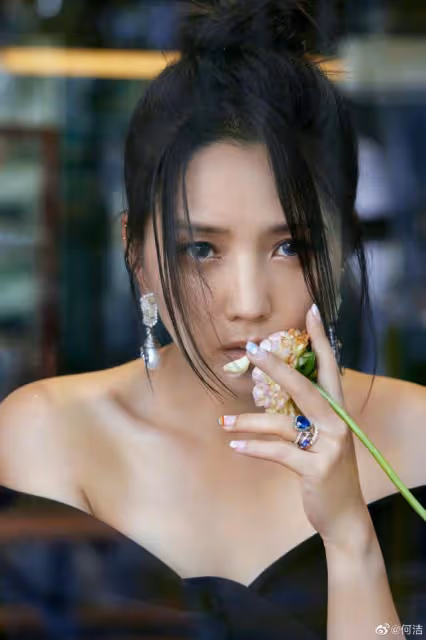 37歲何潔減肥成功,穿修身裙秀鎖骨窩,自信宣布百萬修圖師隱退