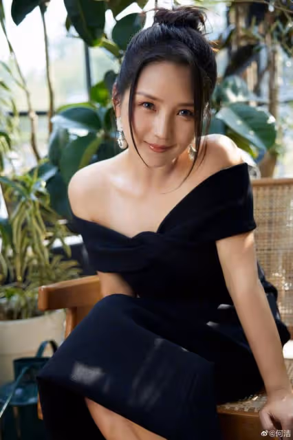 37歲何潔減肥成功,穿修身裙秀鎖骨窩,自信宣布百萬修圖師隱退