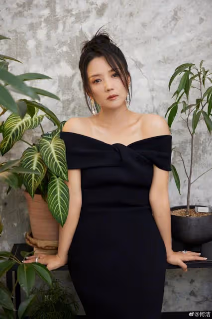 37歲何潔減肥成功,穿修身裙秀鎖骨窩,自信宣布百萬修圖師隱退