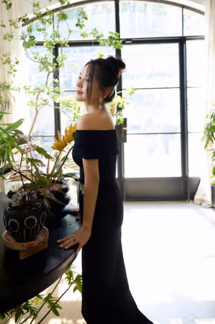 37歲何潔減肥成功,穿修身裙秀鎖骨窩,自信宣布百萬修圖師隱退
