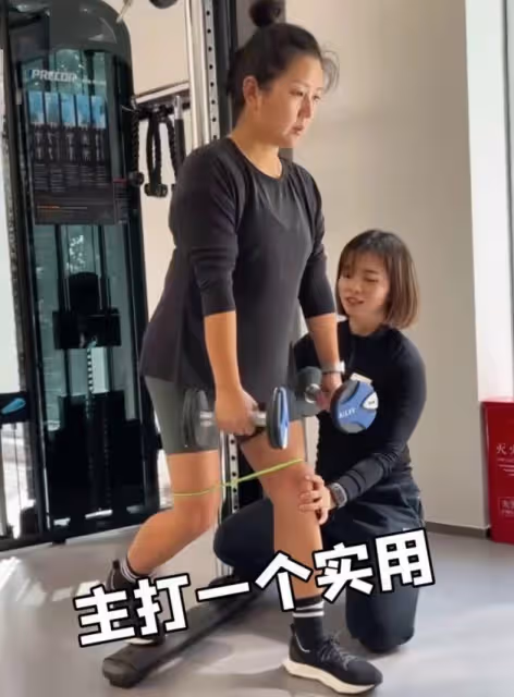 37歲何潔減肥成功,穿修身裙秀鎖骨窩,自信宣布百萬修圖師隱退