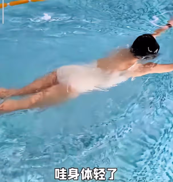 37歲何潔減肥成功，穿修身裙秀鎖骨窩，自信宣布百萬修圖師隱退