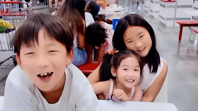 37歲何潔減肥成功，穿修身裙秀鎖骨窩，自信宣布百萬修圖師隱退