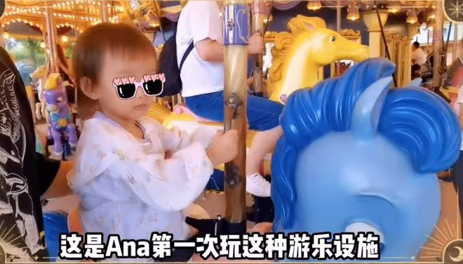 闢謠生三胎?鄭愷老婆曬一家人游迪士尼,身材纖瘦卻被質疑是庫存