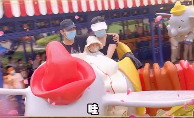 闢謠生三胎?鄭愷老婆曬一家人游迪士尼,身材纖瘦卻被質疑是庫存