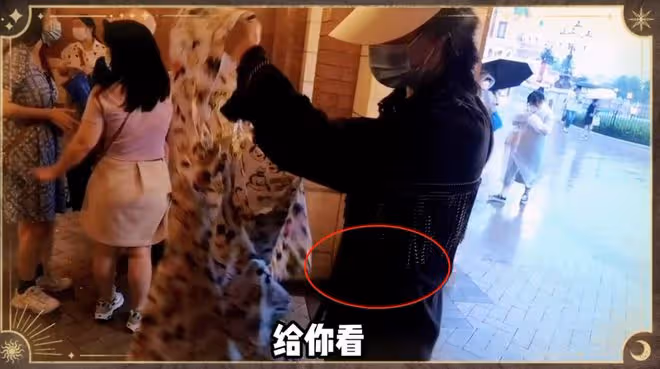 闢謠生三胎?鄭愷老婆曬一家人游迪士尼,身材纖瘦卻被質疑是庫存