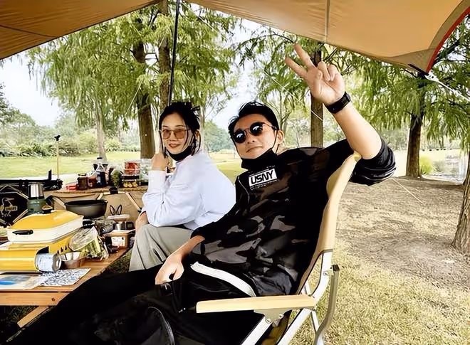 闢謠生三胎？鄭愷老婆曬一家人游迪士尼，身材纖瘦卻被質疑是庫存