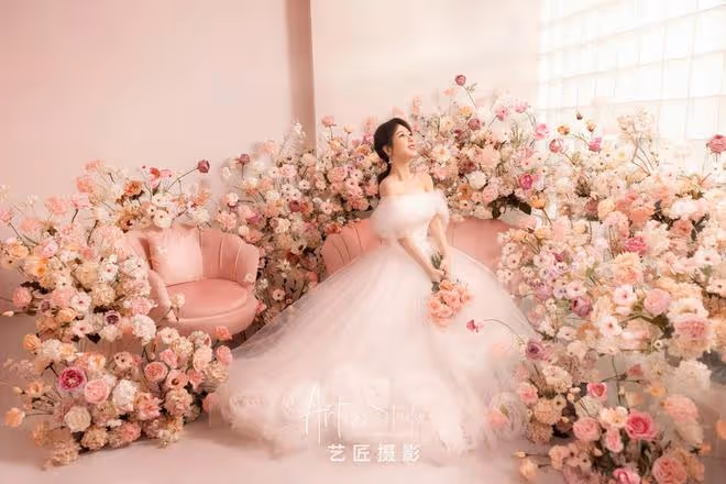 楊紫冒雨走紅毯，穿紫色露肩長裙又瘦又美，生圖不輸精修顏值好頂