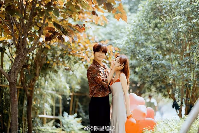 「快男」陸虎卡點官宣結婚,曬婚戒高調撒糖,小兩口擁吻超甜蜜
