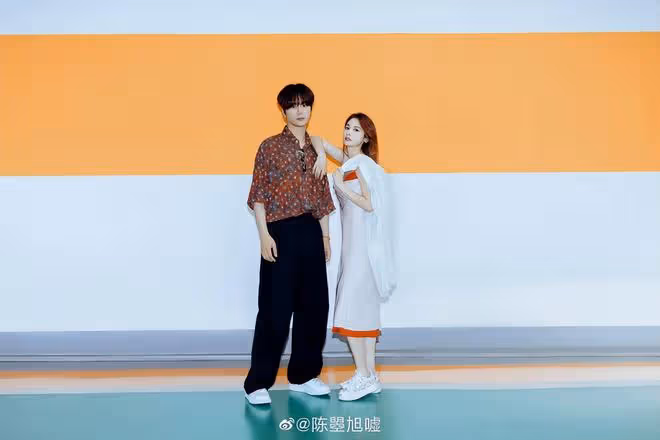 「快男」陸虎卡點官宣結婚,曬婚戒高調撒糖,小兩口擁吻超甜蜜