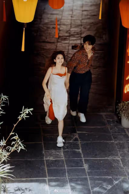「快男」陸虎卡點官宣結婚,曬婚戒高調撒糖,小兩口擁吻超甜蜜
