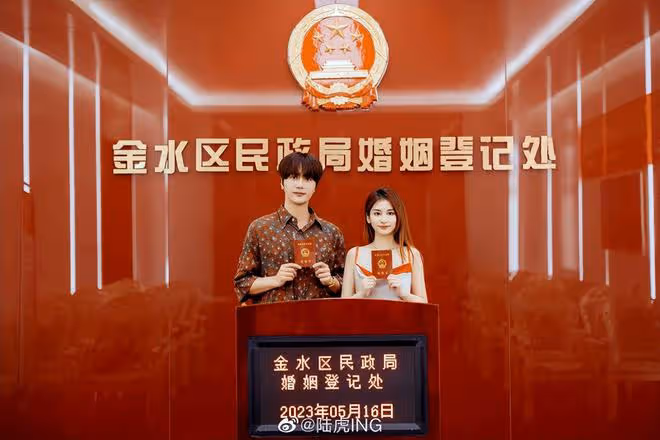 「快男」陸虎卡點官宣結婚,曬婚戒高調撒糖,小兩口擁吻超甜蜜