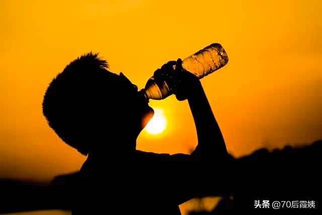 同事跟我借25萬後人間蒸發!妻子說我被騙「但我堅持不報警」6年後「女兒婚禮上見到他」我激動落淚