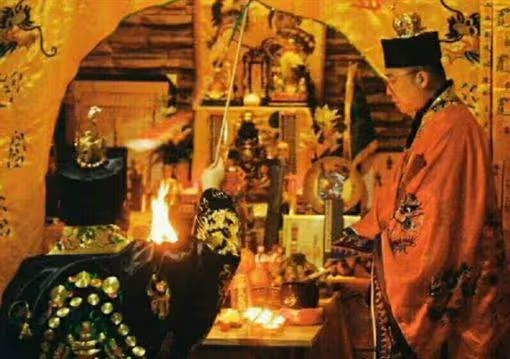 分手8年厄運纏身!28歲女拜拜求心安「神明突然降駕點名」 破解「遭前男友媽下降頭」救她一命