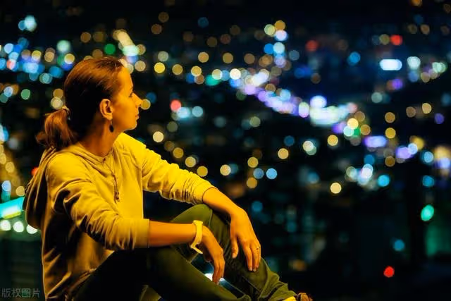 婆婆給小兒媳婦買了個28000的金手鐲,連夜把婆婆送到了她家