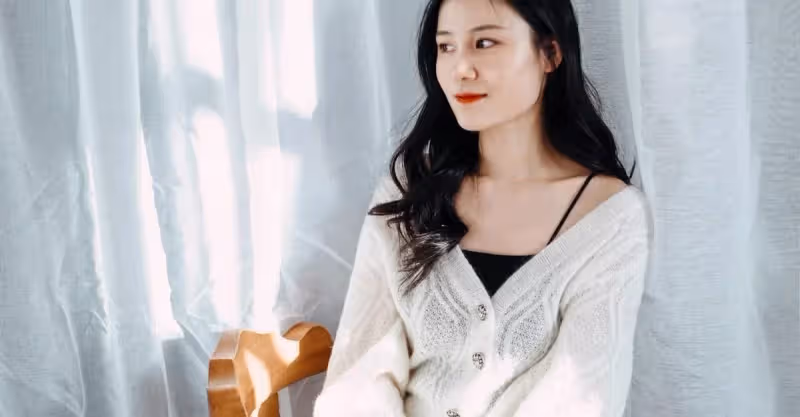 男人找女房東借10萬塊錢，女房東卻笑著說：別努力了，我養你。