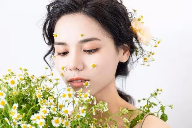 男人找女房東借10萬塊錢，女房東卻笑著說：別努力了，我養你。