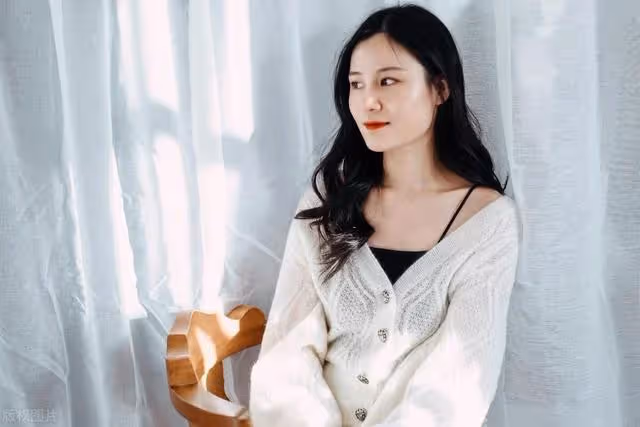 男人找女房東借10萬塊錢,女房東卻笑著說:別努力了,我養你。