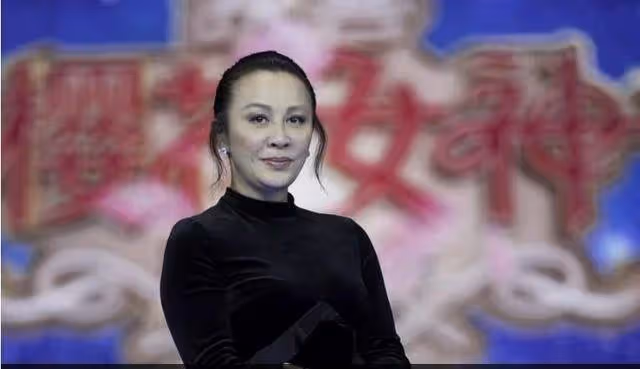當52歲劉嘉玲梳了25歲迪麗熱巴的髮型,我真的忍不住笑了出來