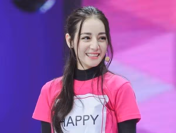 當52歲劉嘉玲梳了25歲迪麗熱巴的髮型,我真的忍不住笑了出來
