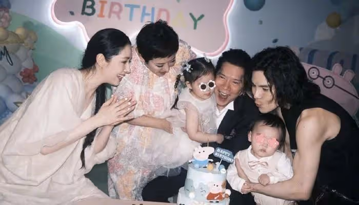 郭碧婷向佐再為1歲兒子慶生，高曉松前妻曬現場照，小奶皇好活潑