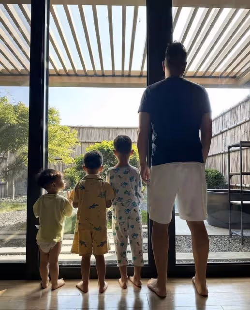 胡杏兒為老公慶祝父親節,李承德教兒子說英文,香港豪宅裝修簡約