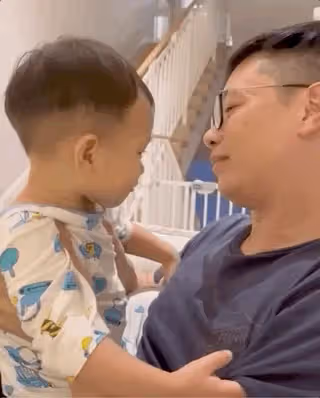 胡杏兒為老公慶祝父親節,李承德教兒子說英文,香港豪宅裝修簡約