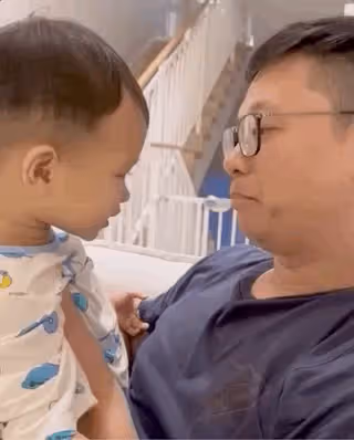 胡杏兒為老公慶祝父親節,李承德教兒子說英文,香港豪宅裝修簡約
