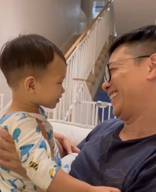 胡杏兒為老公慶祝父親節,李承德教兒子說英文,香港豪宅裝修簡約