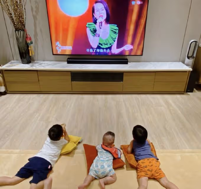 胡杏兒為老公慶祝父親節,李承德教兒子說英文,香港豪宅裝修簡約
